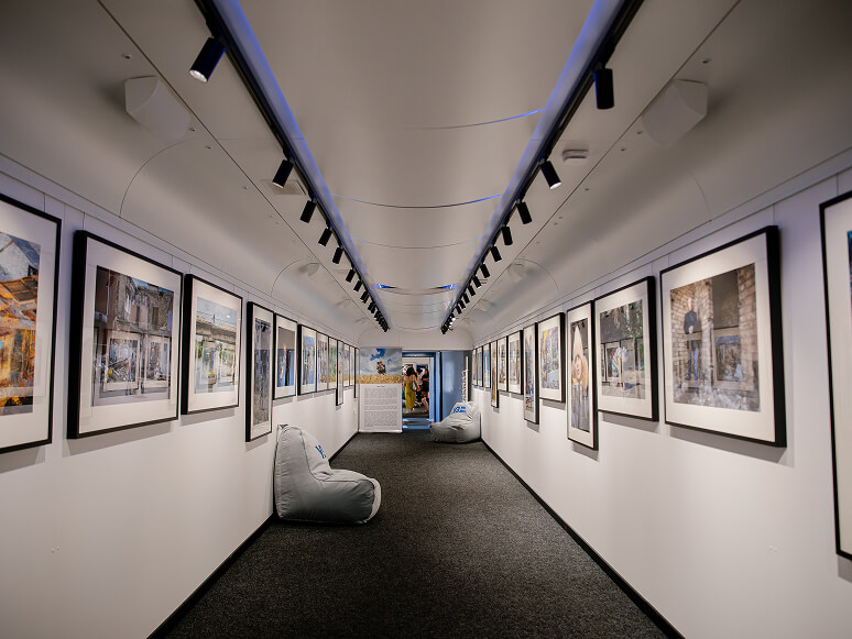 Інтер’єр поїзда з виставкою